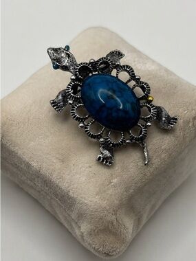 VINTAGE Gerry’s Faux Turquoise Turtle Brooch Pendant